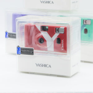 Cámara reusable Yashica MF-1 en color clásico, perfecta para iniciarse en la fotografía analógica