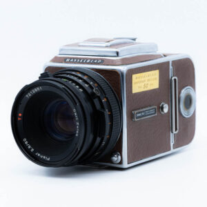 Hassleblad de frente reluciendo la placa en oro del 50 aniversario