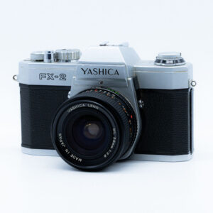 Frontal de la cámara Yashica FX-2